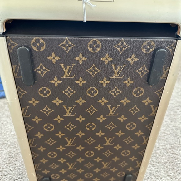 Authentic Louis Vuitton Horizon soft duffle in great condition. - Picture 6 of 7